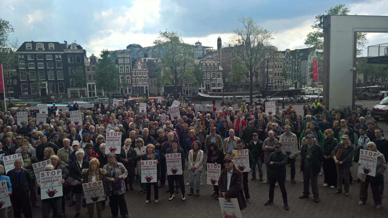 Demonstratie voor de Stopera